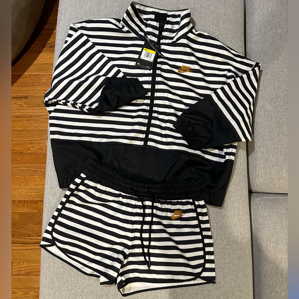 Nike set. NWT! Size Small